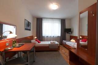 Отель Hotel Komes Скаржиско-Каменна Двухместный номер с 2 отдельными кроватями-2
