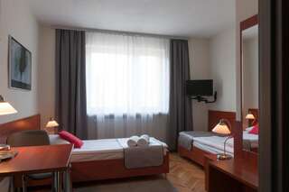 Отель Hotel Komes Скаржиско-Каменна Двухместный номер с 2 отдельными кроватями-1
